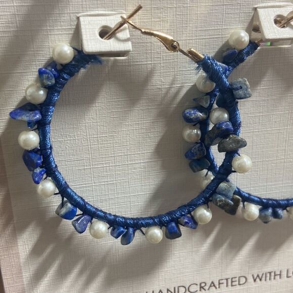 Elusory blue and white earrings - Picture 2 of 2